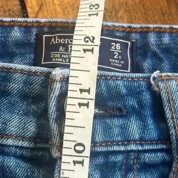 💙A&F | Zoe Natural Rise Ankle Straight Jeans with Light Distressing & Raw Hems - Picture 7 of 8